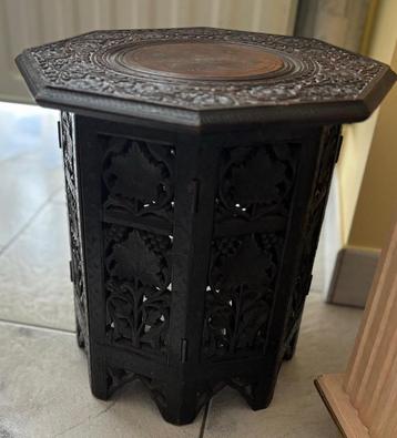 Afrikaanse kleine tafel beschikbaar voor biedingen