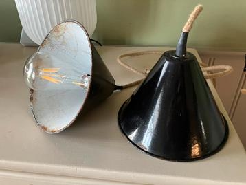 2 mooie brocante lampen (emaille) beschikbaar voor biedingen