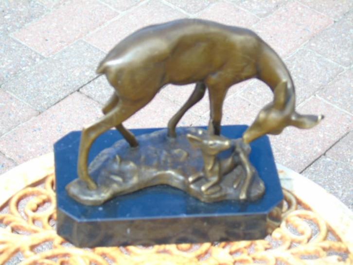 Gesigneerd bronzen hert en reekalf, Antiek en Kunst, Antiek | Brons en Koper, Brons, Ophalen