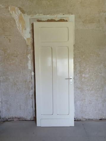 Twee witte massieve houten deuren mét deurbeslag, vintage beschikbaar voor biedingen