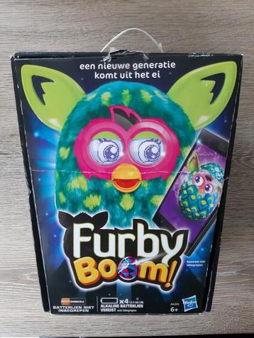 Sapin Furby complet dans une boîte