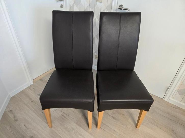 Twee nieuwe bruine lederen stoelen met houten poten, Huis en Inrichting, Stoelen, Nieuw, Twee, Hout, Leer, Bruin, Ophalen