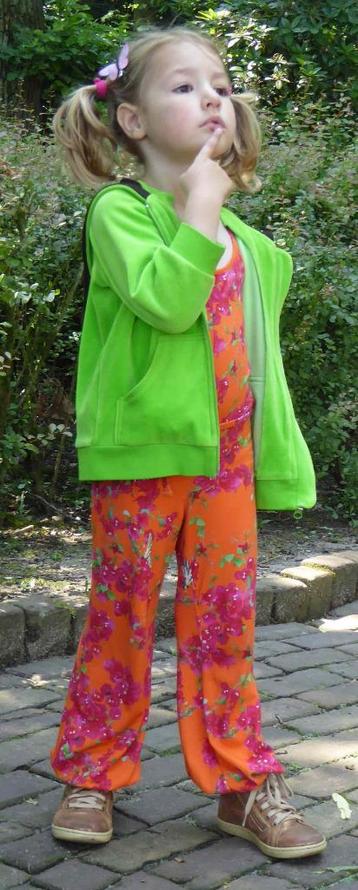 WILD oranje jumpsuit met bougainvillea (maat 98/104) beschikbaar voor biedingen