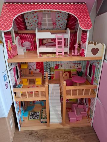 Poppenhuis met meubeltjes beschikbaar voor biedingen