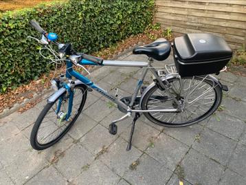Herenfiets in zeer goede staat met afgesloten topkoffer beschikbaar voor biedingen