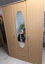 Armoire à trois portes avec miroir.