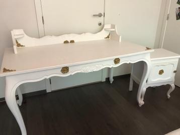 Bureau , wit, met barok/ vintage poten/versieringen  beschikbaar voor biedingen