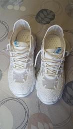 witte sneakers maat kleine 39, vrij dikke zool., Enlèvement ou Envoi, Sneakers et Baskets, Porté, Blanc