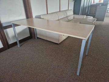 WEEKPROMO PROFESSIONELE IN HOOGTE VERSTELBARE TAFEL beschikbaar voor biedingen