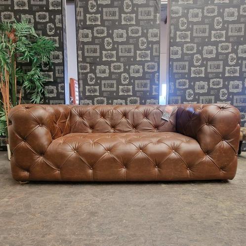 Hauxley Chesterfield 2-zits Bank – Vintage Bruin Leer, Antiek en Kunst, Antiek | Meubels | Stoelen en Sofa's, Ophalen of Verzenden