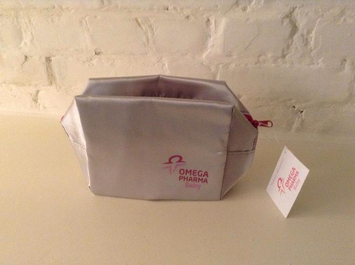 Trousse de toilette Omega Pharma New, Bijoux, Sacs & Beauté, Trousses de toilette, Enlèvement ou Envoi