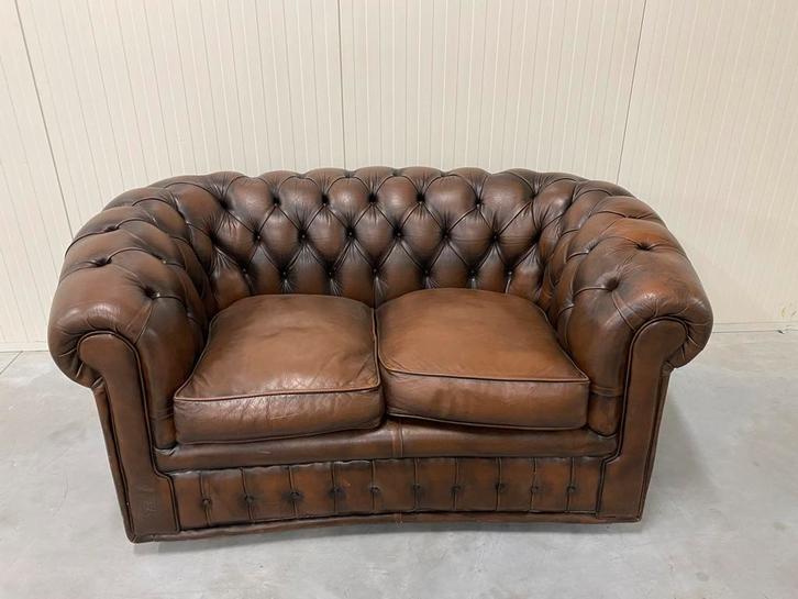 Stoere Chesterfield zetel bruin curve model, Maison & Meubles, Canapés | Repose-pieds & Poufs, Utilisé, Cuir, Enlèvement ou Envoi