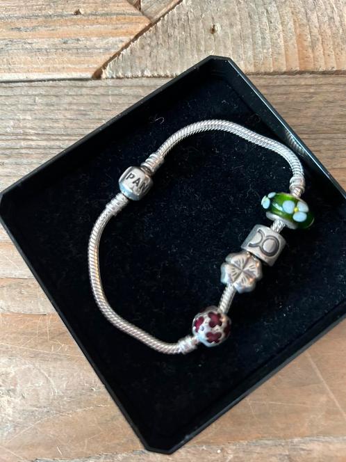 Pandora armband met 4 bedels, Handtassen en Accessoires, Armbanden, Zo goed als nieuw, Ophalen