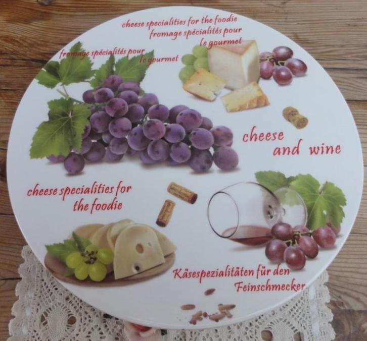 Porseleinen kaas serveerplateau op voet, 3 talig, Huis en Inrichting, Keuken | Servies, Zo goed als nieuw, Schaal of Schalen, Overige stijlen