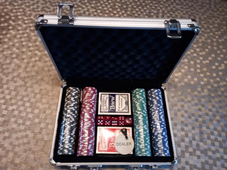 Een POKER KOFFERTJE, Hobby en Vrije tijd, Gezelschapsspellen | Kaartspellen, Nieuw, Een of twee spelers, Ophalen