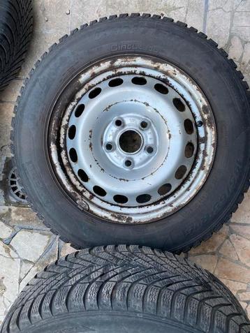 2 pneus hiver 195/65 R15 sur jantes beschikbaar voor biedingen
