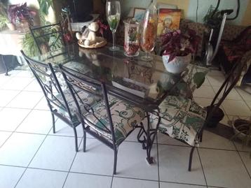 Metalen tafel tafelblad uit veiligheidsglas en 4 bijhorende  beschikbaar voor biedingen