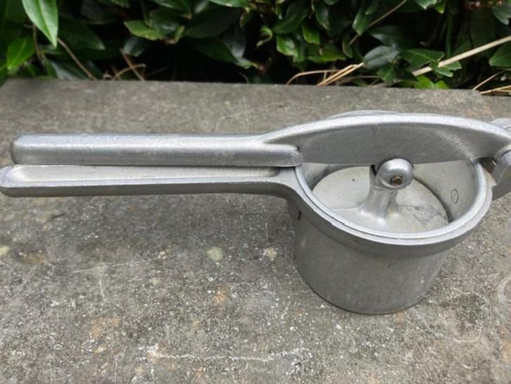 VINTAGE FRUIT PERS IN ALUMINIUM. '60 S, Elektronische apparatuur, Juicers, Zo goed als nieuw, Slowjuicer, Handmatig, Ophalen of Verzenden