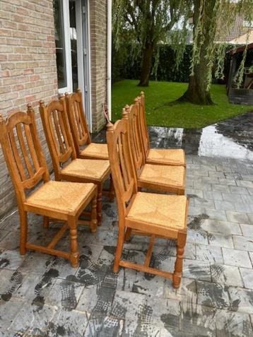 Zes eiken stoelen met rieten zitting