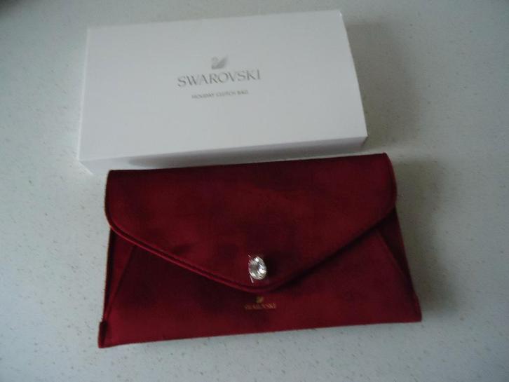 Nieuwe Clutch Bag van Swarovski" in originele doos !, Bijoux, Sacs & Beauté, Sacs | Sacs Femme, Neuf, Sac de soirée, Rouge, Enlèvement ou Envoi