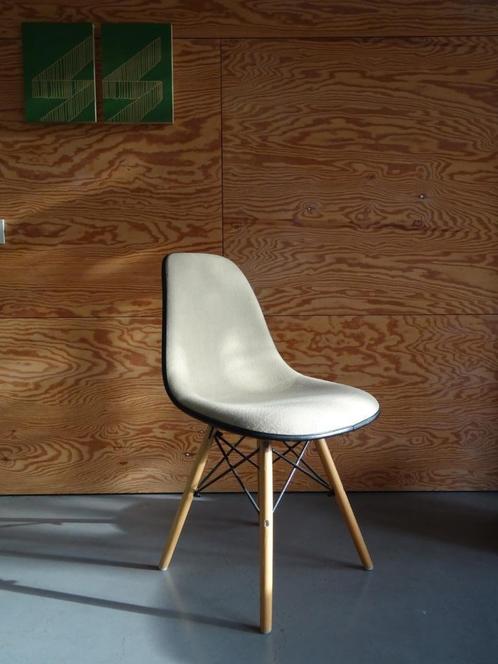 Eames DSW upholstered side chair met wooden dowel base Black, Antiek en Kunst, Antiek | Meubels | Stoelen en Sofa's, Ophalen