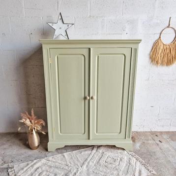 Armoire parisienne aerogommée en pin brut et vert sauge disponible aux enchères