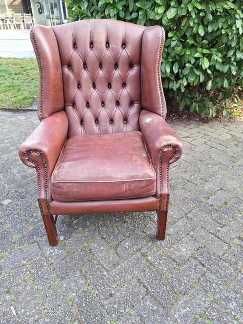 Chesterfield stoel / fauteuil met houten onderstel, Antiek en Kunst, Antiek | Meubels | Stoelen en Sofa's, Ophalen of Verzenden