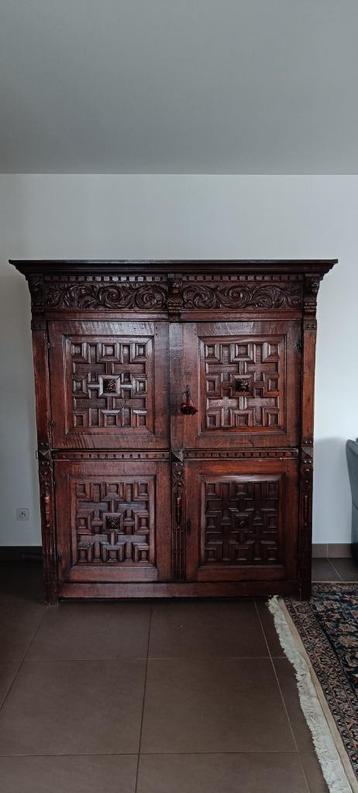 Vlaamse houten vierdeurskast, 17e eeuw