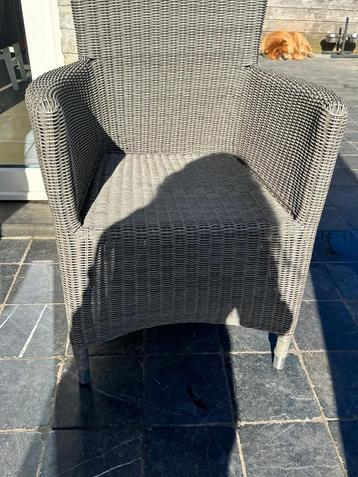 8 tuinstoelen met ongebruikte zitkussens in kleur taupe beschikbaar voor biedingen