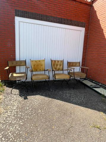 4 neoklassieke stoelen in de stijl van Maison Jansen. beschikbaar voor biedingen