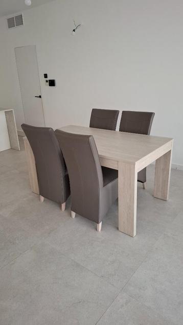 Eettafel met 4 stoelen beschikbaar voor biedingen