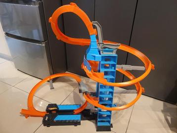 Hot Wheels automatische loopingset met garage beschikbaar voor biedingen