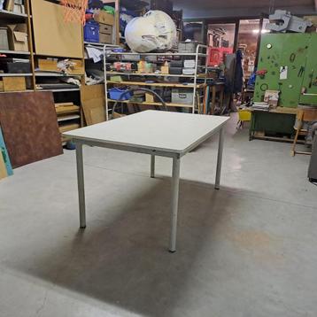 tafel atelier beschikbaar voor biedingen