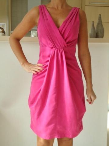 Fuscia kleedje beschikbaar voor biedingen