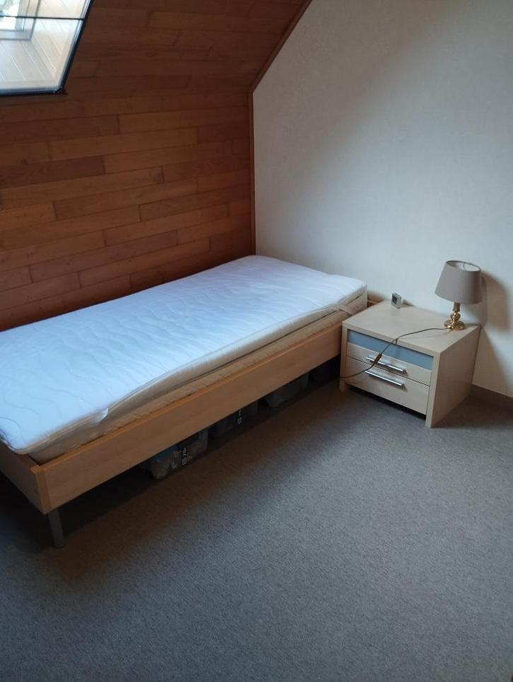 Bed + nachtkastje., Huis en Inrichting, Slaapkamer | Bedden, Zo goed als nieuw, Eenpersoons, 90 cm, 200 cm, Hout, Bruin, Ophalen