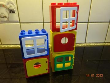 duplo, leuk set met 5 raampjes met opengaande venstertjes disponible aux enchères