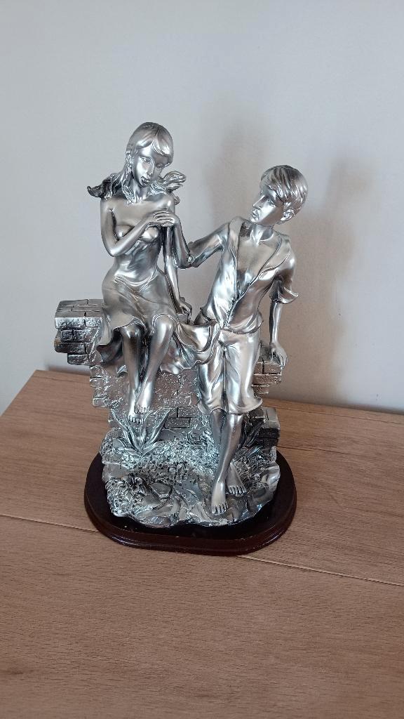 Romantisch zilverkleurig beeld – koppel op bankje, Verzamelen, Beelden en Beeldjes, Zo goed als nieuw, Ophalen