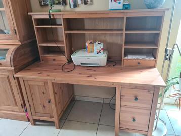 Houten bureau beschikbaar voor biedingen