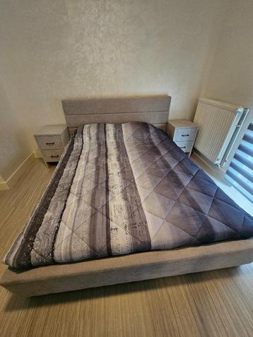 Tweepersoonsbed met nachtkastjes - Moderne set beschikbaar voor biedingen