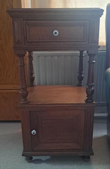 Ancienne table de nuit en bois., 70 cm ou plus, Moins de 45 cm, Enlèvement, Utilisé