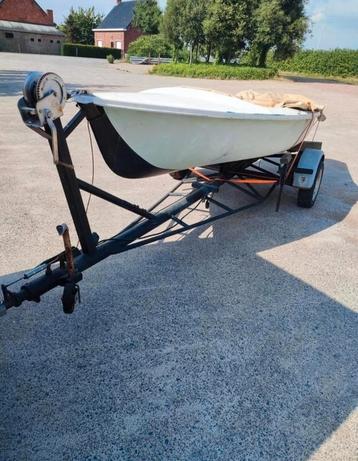 Open motorboot met stalen trailer  beschikbaar voor biedingen