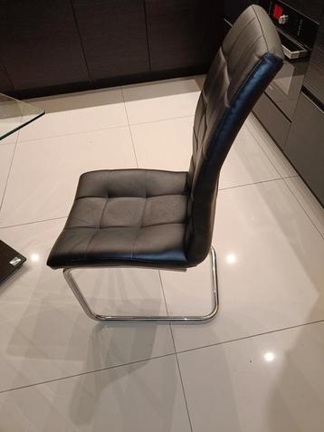 4 stoelen in goede staat  beschikbaar voor biedingen