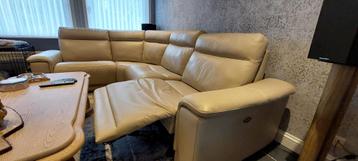 Mooie nieuwstaat zithoek met relax beschikbaar voor biedingen
