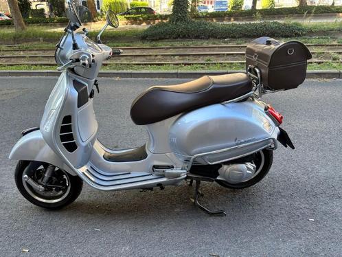 Vespa GTS 125 ABS-70JARIG EDITION 2018, Motoren, Motoren | Piaggio, Bedrijf, Scooter, 11 kW of minder, 1 cilinder, Minimaal motorrijbewijs A1