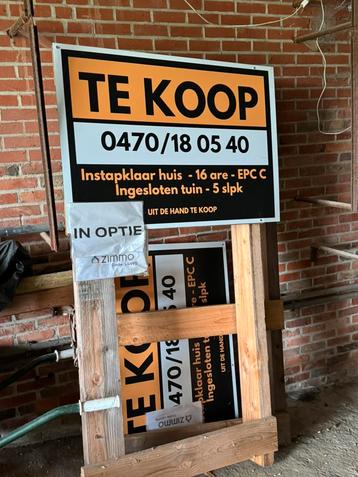 Groot TE KOOP verkoopsbord huis of app.  (driehoek) beschikbaar voor biedingen