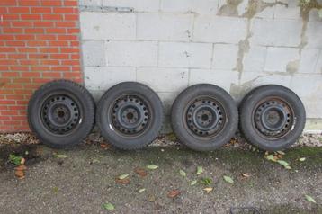 Set van 4 winterbanden met velgen – 195/65 R15 beschikbaar voor biedingen