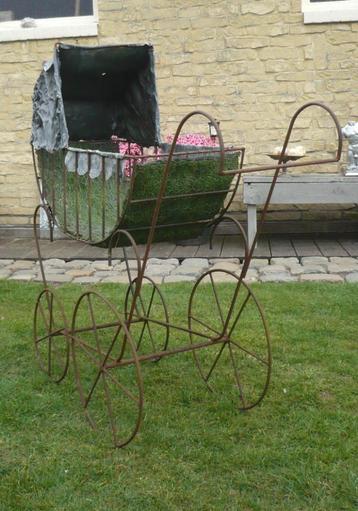 Smeedijzeren kinderwagen als decoratie beschikbaar voor biedingen