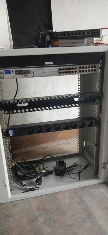 Armoire rack informatique 15U / 19" disponible aux enchères