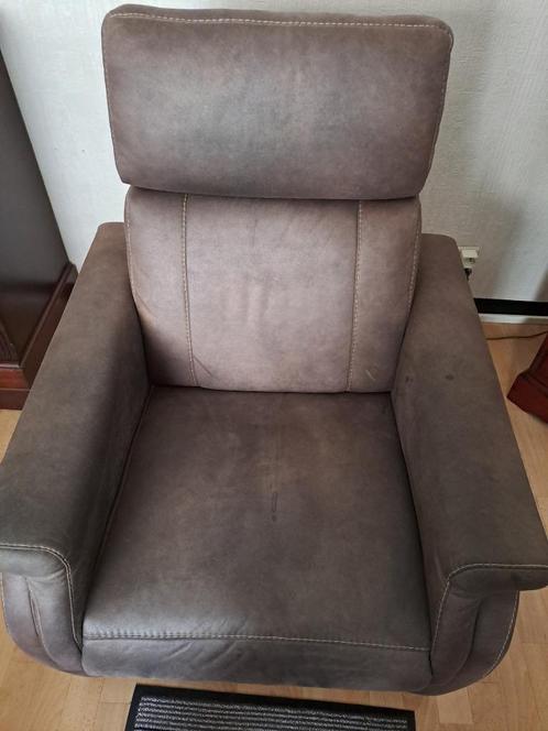 Relax zetel in Nubuck leder bruin met enkele vlekken en elek, Huis en Inrichting, Fauteuils, Gebruikt, Metaal, Stof, 75 tot 100 cm