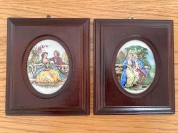 2 houten kadertjes met porseleinen romantische tafereeltjes  beschikbaar voor biedingen
